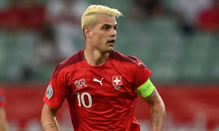 Dukej afër Romës, Arsenali i ofron rinovimin Xhakës