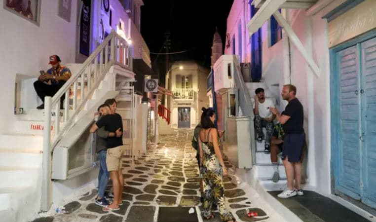 Shqetësimi nga varianti Delta, Greqia dërgon policë civilë në Mykonos dhe Ios