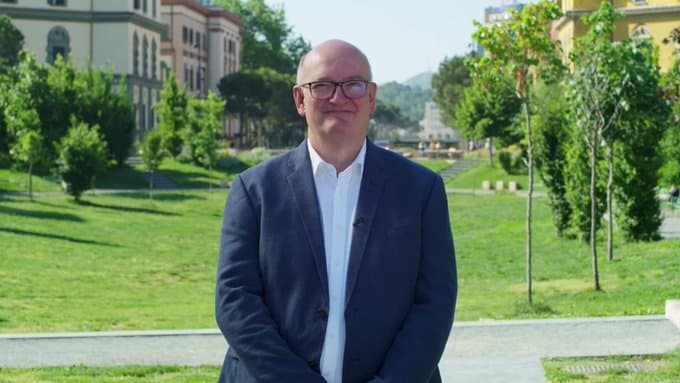 Ambasadori britanik Norman përfundon misionin në Shqipëri