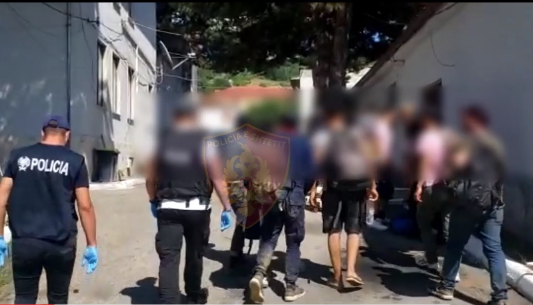 Transportonin emigrantë të paligjshëm, arrestohen 5 persona në Elbasan (EMRAT)