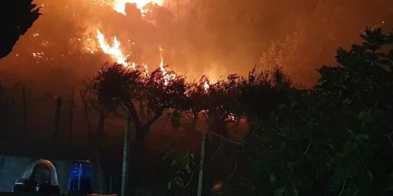 Zjarret “pushtojnë” Italinë, kod i kuq në Palermo, Catania e Siçili