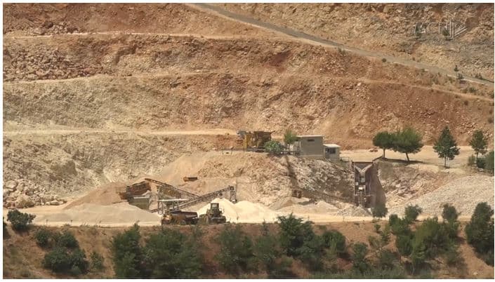 Ndotje masive nga guroret në Dimal, banorët ankohen për pluhurin dhe nivelin e zhurmave (VIDEO) 