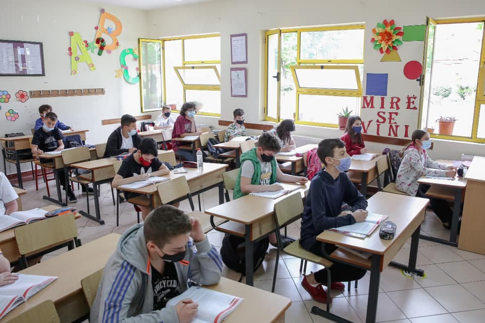 Nga 1 shtatori nxënësit ulen në bankat e shkollës për konsultime