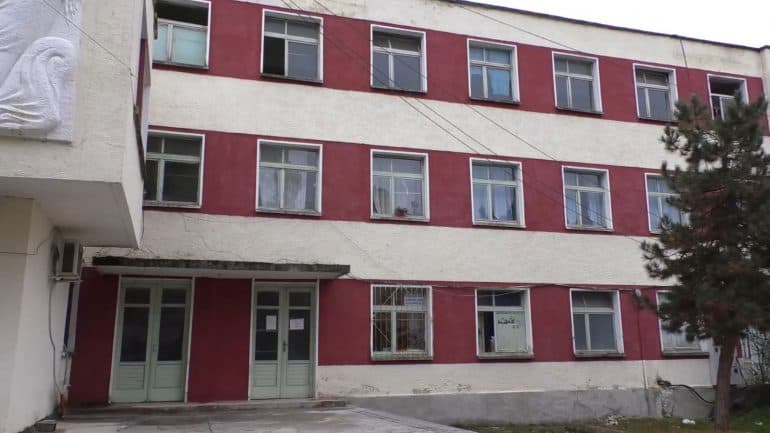 Foshnja e sapolindur ndërroi jetë, nën hetim mjekja në Pogradec