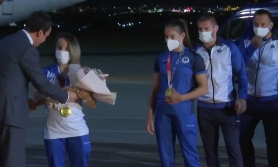 Kampionet olimpike mbërrijnë në Kosovë, priten nga kryeministri Kurti (VIDEO)