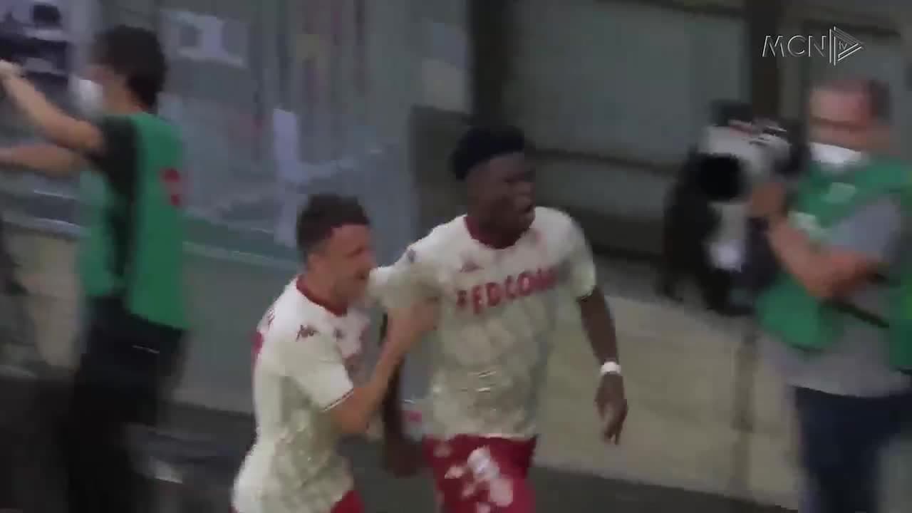 Ndërpritet ndeshja e Çempions (VIDEO)