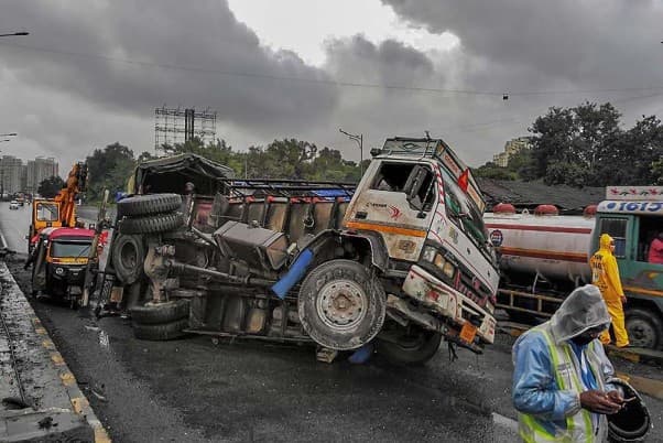 Kamioni përplaset me autobusin në Mali, humbin jetën 41 persona