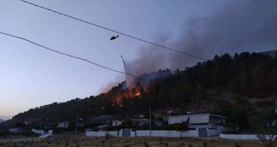 Ministria e Mbrojtjes për situatën e zjarreve: Situata kritike në Gjirokastër e Karaburun, po ndërhyhet nga ajri