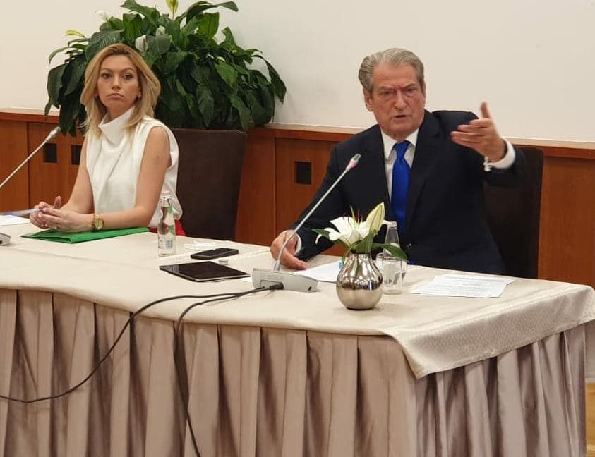     Berisha i përgjigjet Kim: Në Parlament do hyj se më kanë votuar shqiptarët