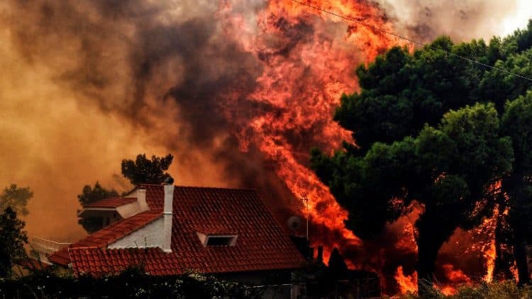Shtëpi e fabrika të shkrumbuara në Athinë, humbin jetën dy persona