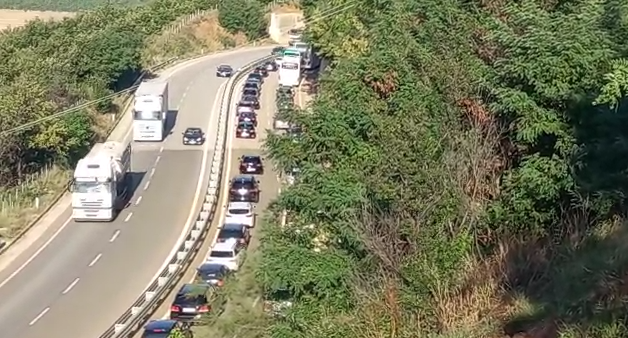 Radhë kilometrike në Morinë/ Pushuesit nga Kosova dynden drejt bregdetit shqiptar