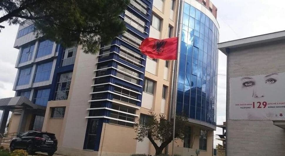 Përdhunoi dhe la shtatzënë 20-vjeçaren me aftësi të kufizuara, arrestohet 56-vjeçari në Fier