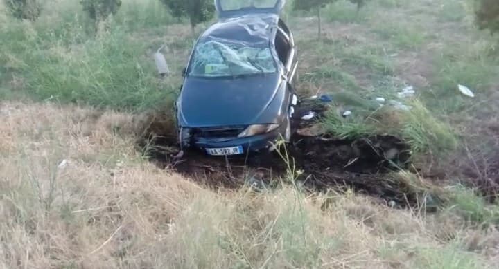Makina del nga rruga, plagoset drejtuesi dhe i biri 17 vjeçar