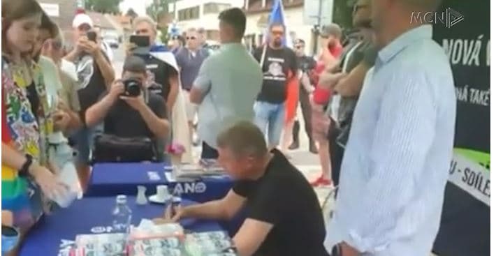 Goditet me vezë kryeministri çek (VIDEO)