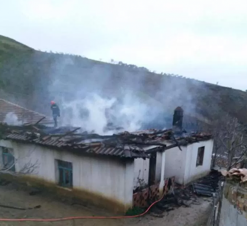 Zjarri shkrrumbon shtëpinë e 70-vjeçarit në Elbasan