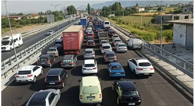     Numri i lartë i pushuesve/ Bllokohet qarkullimi në segmentin Lezhë-Milot