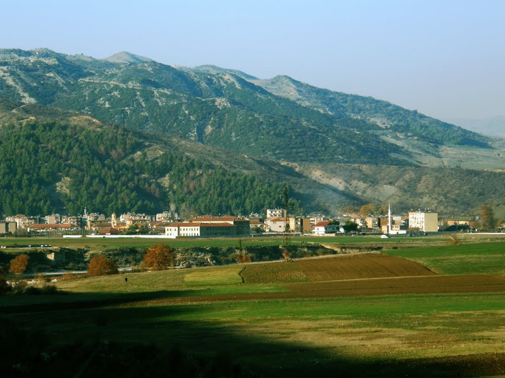 Zjarr në Memaliaj, shpërthejnë municionet luftarake