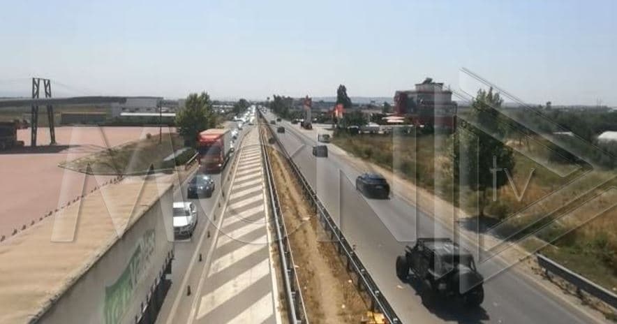 Aksident në Lushnjë/ Bllokohet trafiku, radhë kilometrike e makinave në autostradë (VIDEO)