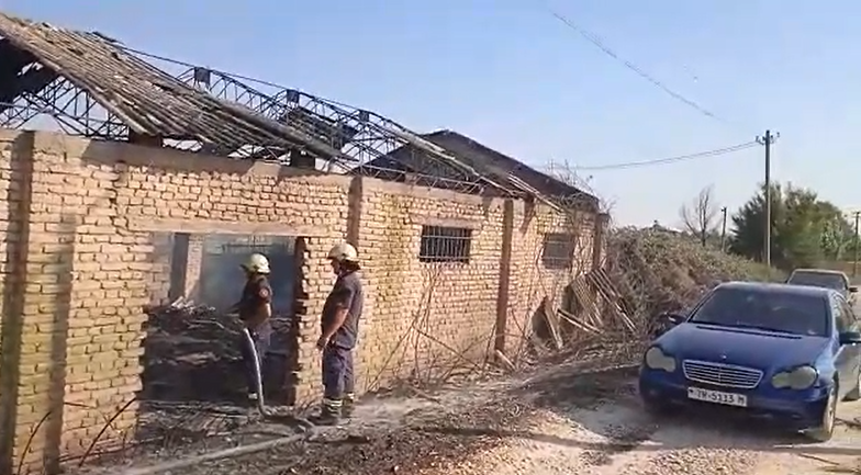 Zjarri djeg magazinën e fermerit në Lushnjë, shkrumbohen të gjitha veglat bujqësore