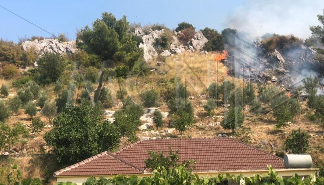 Vatër e re zjarri në Lezhë, rrezikohen banesa dhe godina e Njësisë Administrative (VIDEO)