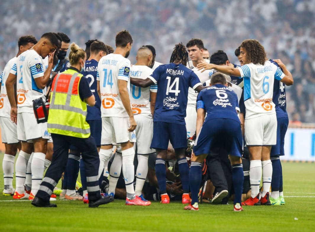 Panik në kampionatin francez, sulmuesi bie pa ndjenja në fushë (VIDEO)