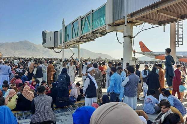 Kaos në aeroportin e Kabulit, afganët përpiqen të largohen nga talebanët, raportohet për viktima (VIDEO)