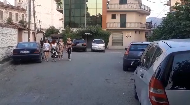 Sherr mes disa personave në Elbasan, godasin me gurë makinën e policisë (VIDEO)