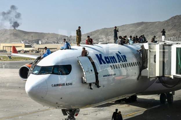 Talebanët shpallin amnisti për zyrtarët qeveritarë, aeroporti i Kabulit sot më i qetë (VIDEO)