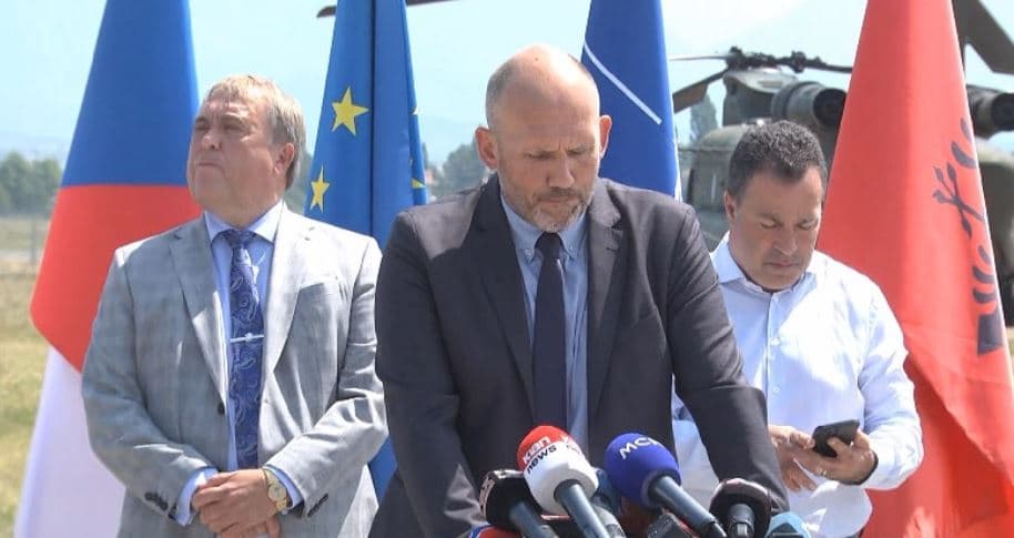 ‘Zjarret’, Peleshi: 3 mijë hektarë dëmi në sipërfaqe të gjelbra. Shefi i delegacionit të BE: Punë heroike (VIDEO)