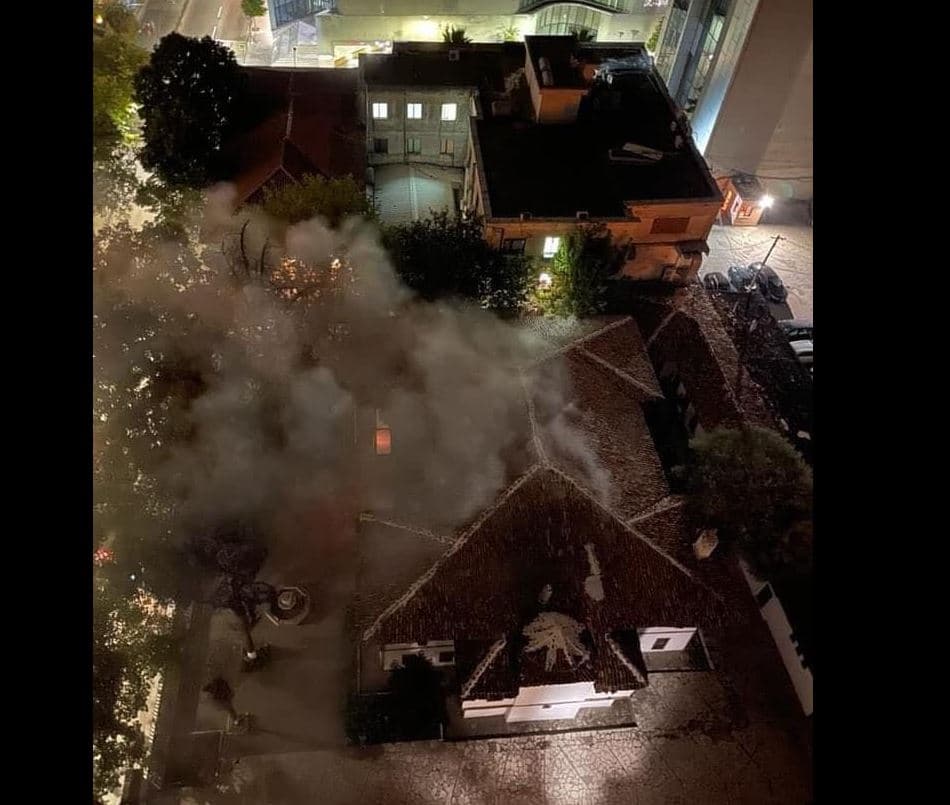 Ministria e Kulturës kallëzon në Polici zjarrvënien në “Sarajet e Toptanasve”