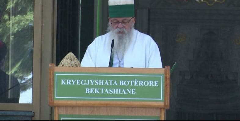     Dita e Ashures/ Baba Mondi uron besimtarët: Të hapim zemrat në këto kohë të vështira (VIDEO)