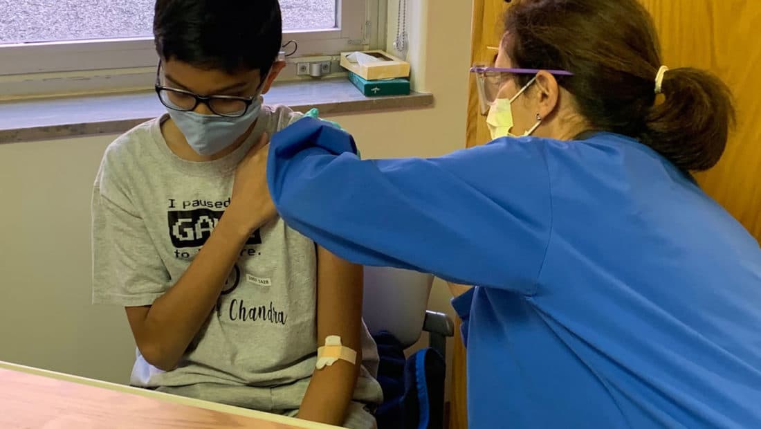 ‘Delta’, Izraeli kërkon dëshmi vaksinimi ose test negativ për fëmijët mbi 3-vjeç