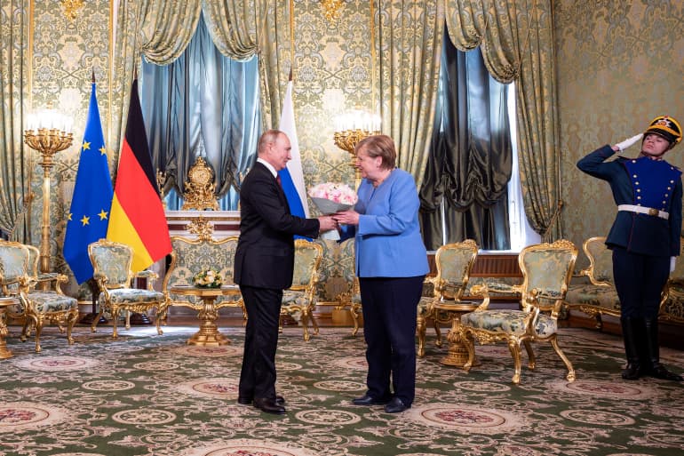 Kush e telefonoi Angela Merkel gjatë takimit me Vladimir Putin?