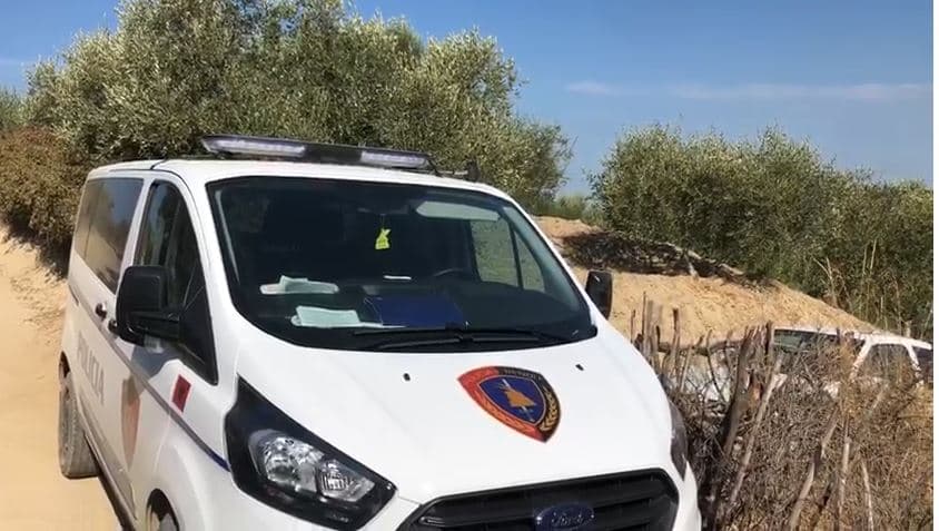 Vlorë, gjendet i vrarë me armë zjarri në makinë një 25-vjeçar