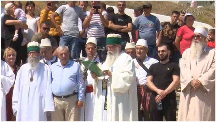 ‘Pa atdhe nuk ka fe!’, Baba Mondi: T’i lutemi Zotit për paqe e mirësi (VIDEO)