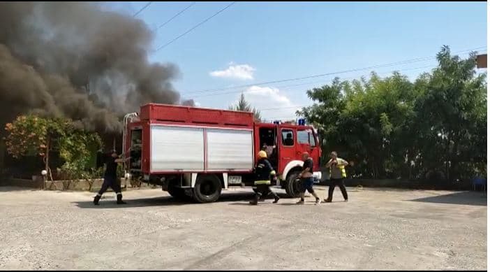 Digjet lokali në Elbasan, dy të lënduar (VIDEO)