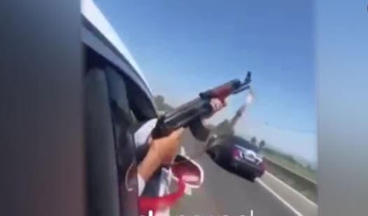 Emri/ Qëlloi me kallash në mes të autostradës, shpallet në kërkim i riu nga Kurbini