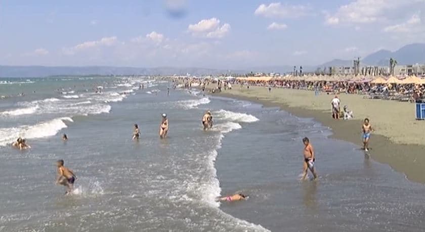 Plazhet publike në Lezhë pa siguri, pushuesit bëjnë vetë punën e vrojtuesit (VIDEO)