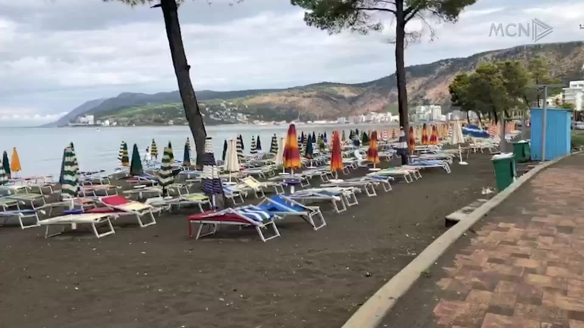 Shiu boshatis plazhin e Shëngjinit (VIDEO)