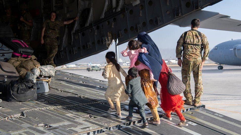 Afganistan, paralajmërime për sulme terroriste në aeroportin e Kabulit (VIDEO)