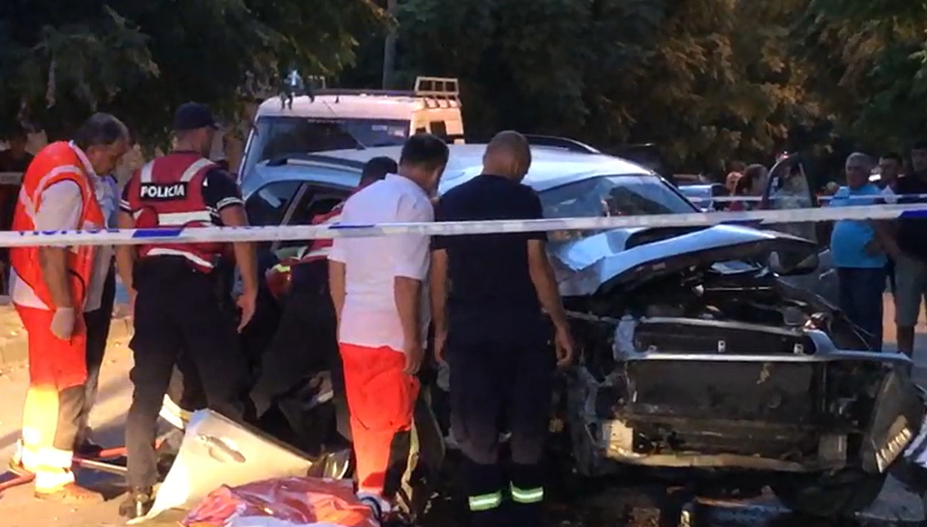 Fouristrada përplaset me pemën në Vlorë, 1 person bllokohet në mjet