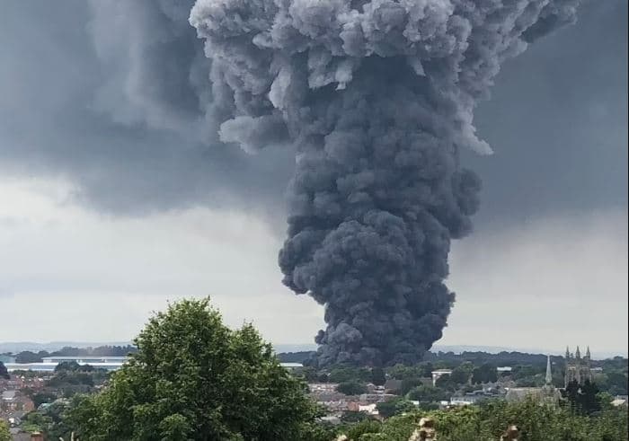 Shpërthim në zonën industriale, tymi i zi mbulon qytetin britanik (FOTO)