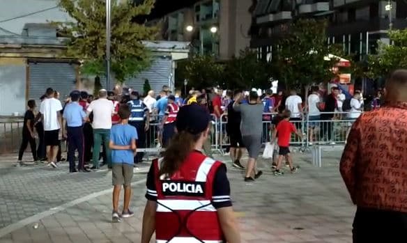 Tifozët e Vllaznisë përplasen me kundërshtarin jashtë stadiumit, ndërhyn policia (VIDEO)