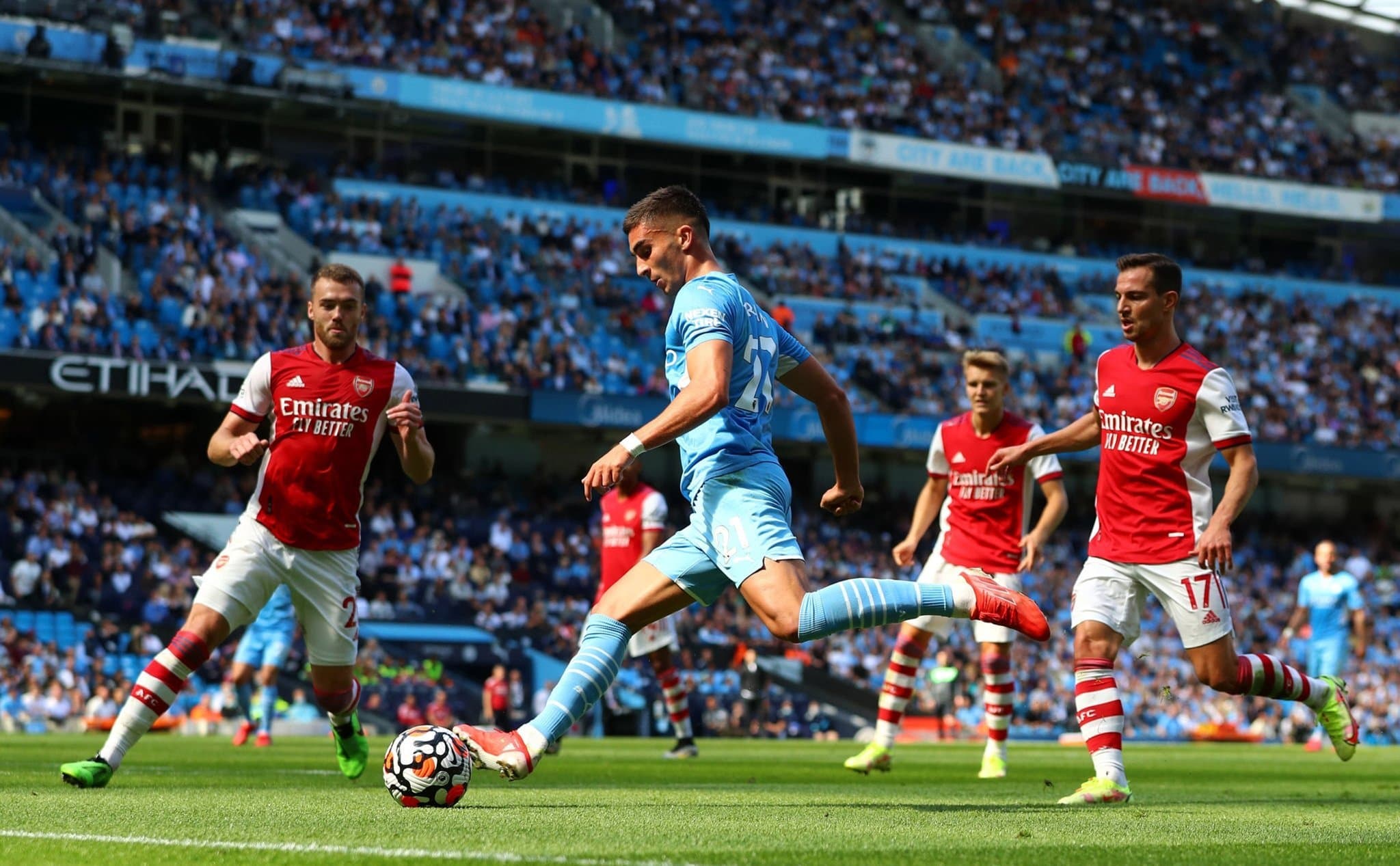 Xhaka ndëshkohet me karton të kuq, City shkatërron Arsenalin me “manita” (VIDEO)