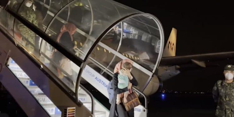 Rinas, priten edhe dy avionë të tjerë me afganë