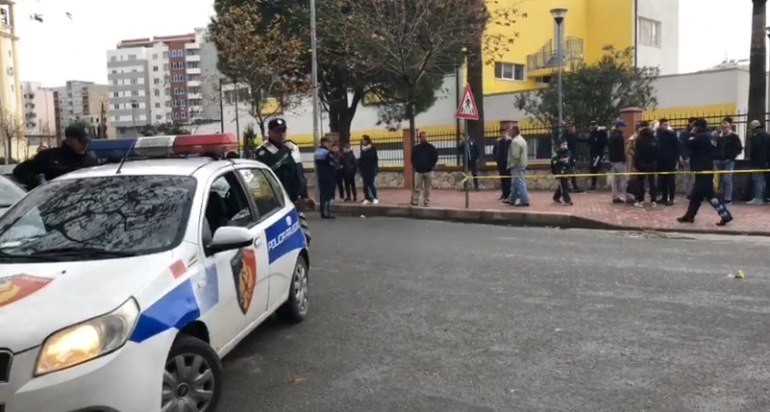 Tiranë, kamioni përplas këmbësoren e mitur