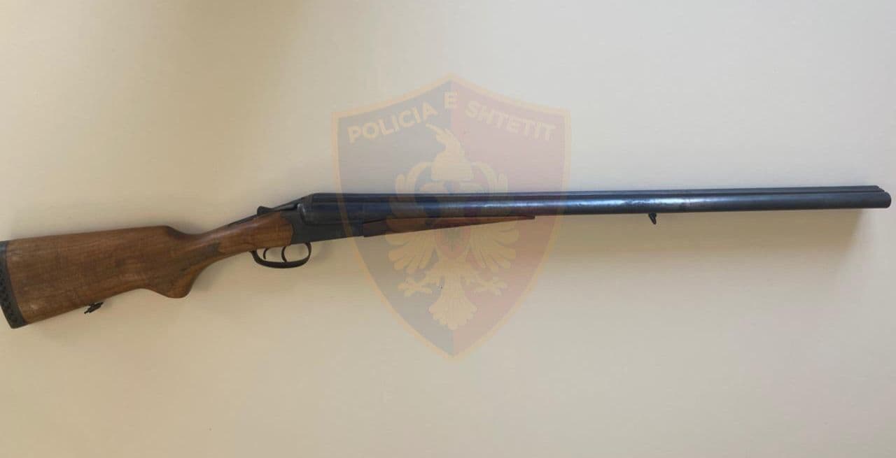 E përplasi me makinë dhe e qëlloi me çifte, arrestohet autori i plagosjes së 72-vjeçarit