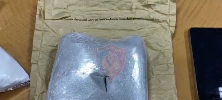Shisnin kokainë në Sarandë e Ksamil, arrestohet 41-vjeçari dhe shpallet në kërkim bashkëpunëtori (EMRI)