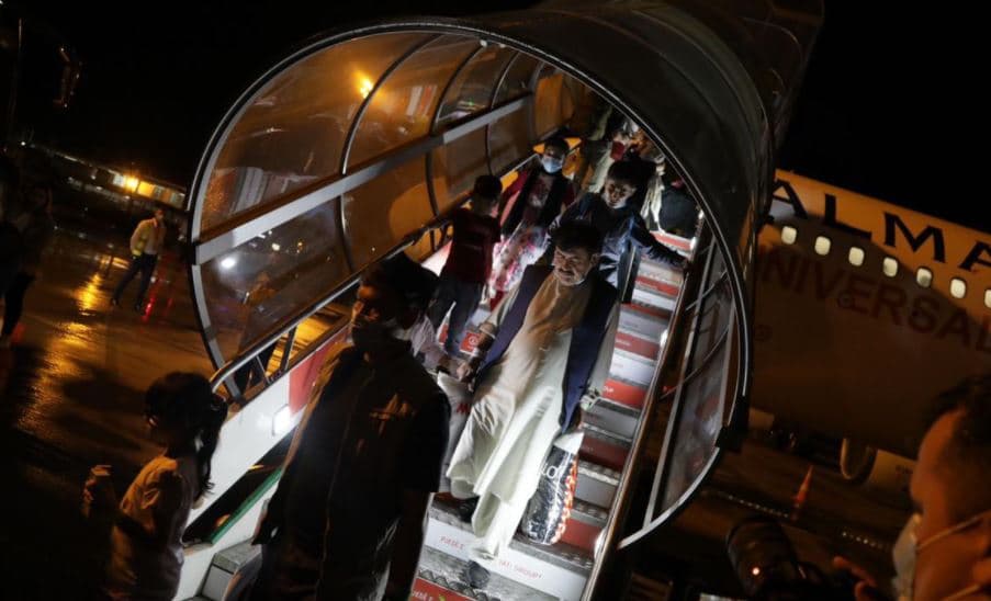 Mbërrijnë dy avionë të tjerë me afganë në Shqipëri, mes tyre gra dhe fëmijë