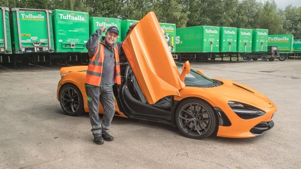 Bleu 40 bileta të lotarisë, 60-vjeçari fiton super makinën McLaren me vlerë 275 mijë paund